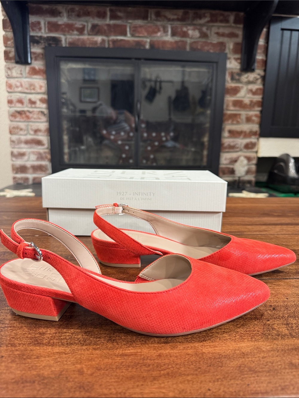 Naturalizer BANKS POINTED TOE FLATS size 8WW in red suede